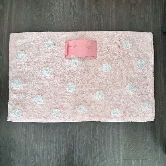 Kate Spade Bath Rug Mat Pink and White Polka Dots NWT - Picture 1 of 3